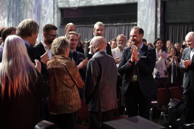 Grunnlegger av Framtiden i våre hender Erik Dammann ble hedret med stående applaus under feiringen på Sentralen i Oslo. Foto: Sara Svanemyr, Det kongelige hoff